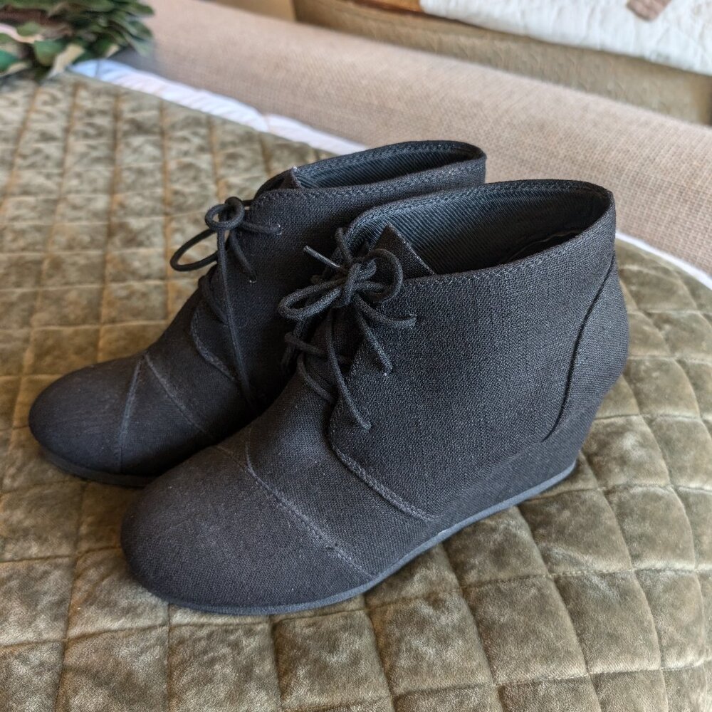 Black cloth wedge